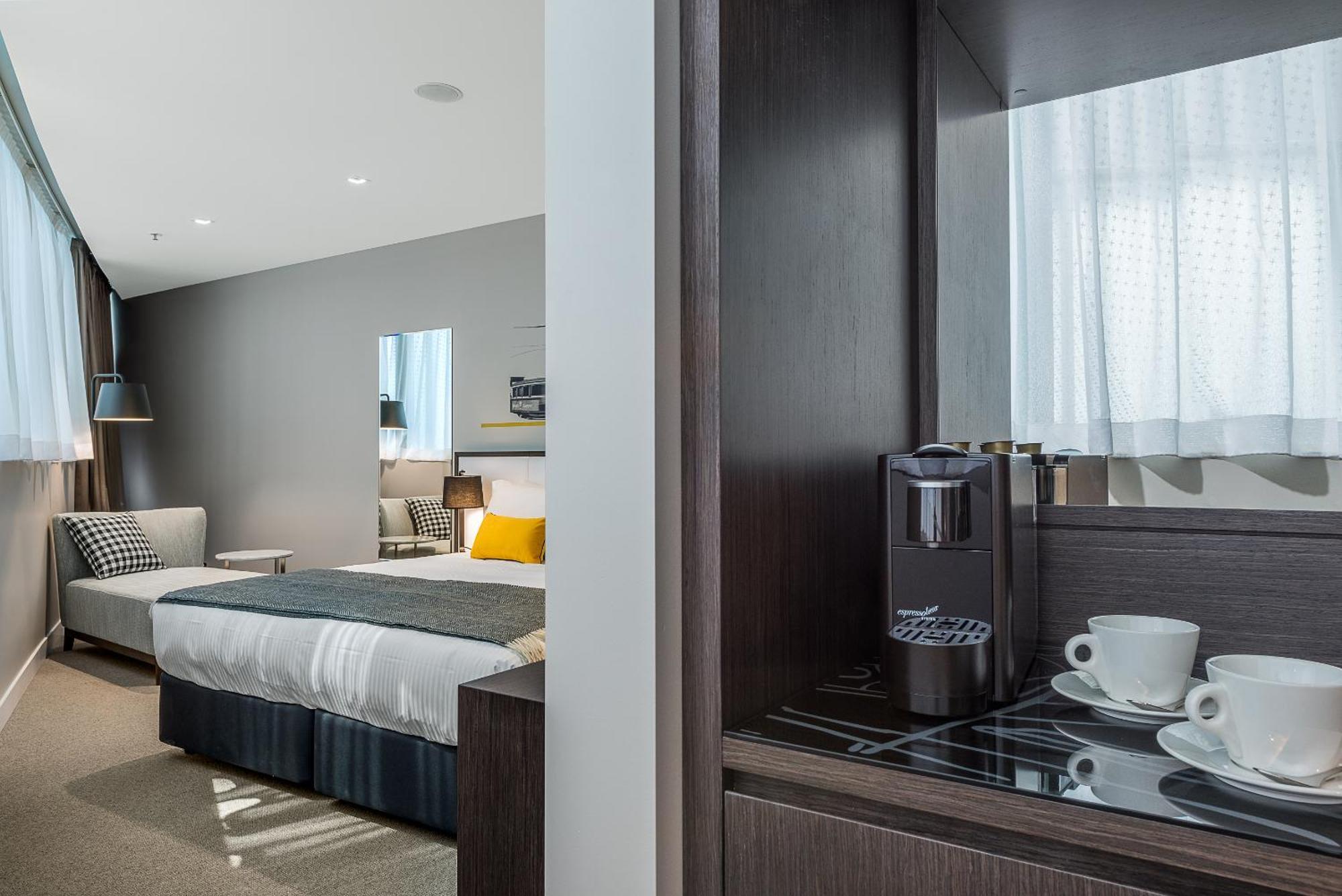 Peppers Docklands Hotel Melbourne Luaran gambar A coffee machine in a hotel room
